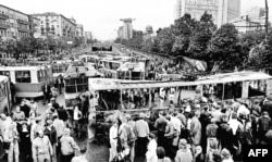 Жители Москвы возле баррикад из трамваев. 21 августа 1991 года