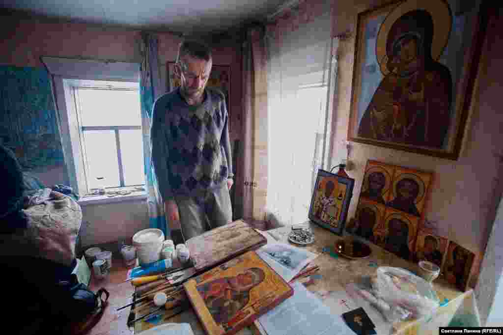 На столе – иконы, написанные Терентьевым за последний год. Рядом с готовыми работами лежат книги с правилами иконописного мастерства